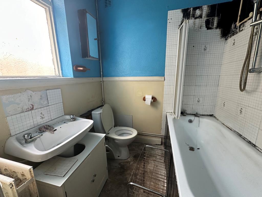 Lot: 55 - MID-TERRACE HOUSE FOR IMPROVEMENT - Bathroom with W.C.